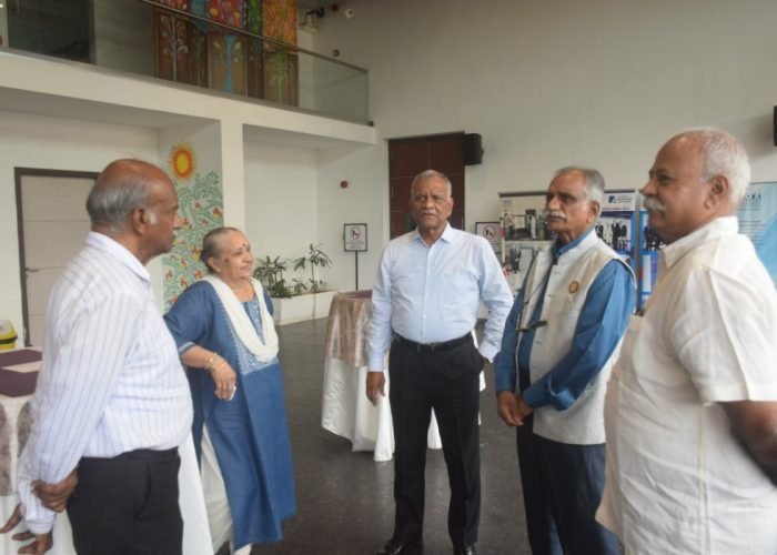 senior-trustees-chat-with-guests-1049x700